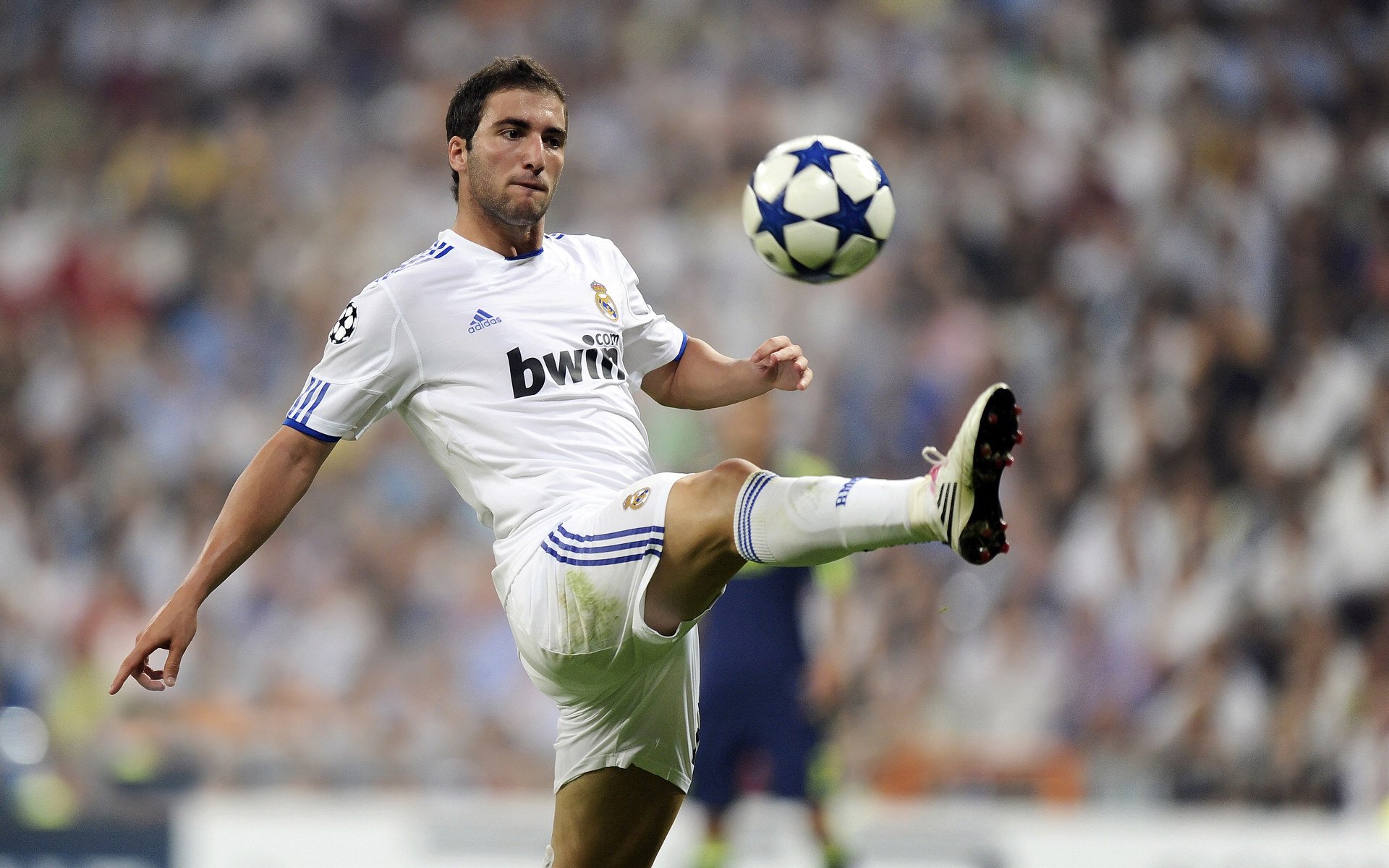 “超速狂飙：直线冲刺瞬间震撼全场”，超级跑车直线加速赛